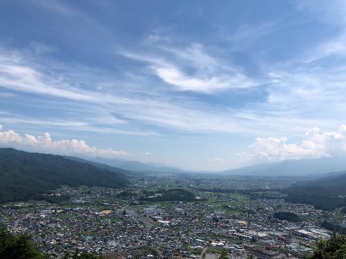 晴れた空と街の画像