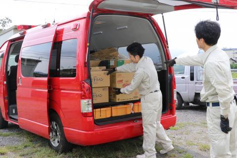 車に支援物資を積み込む様子の写真