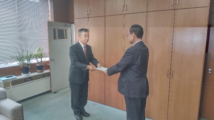 根橋委員長（左）から武居町長へ提案書が提出されました。