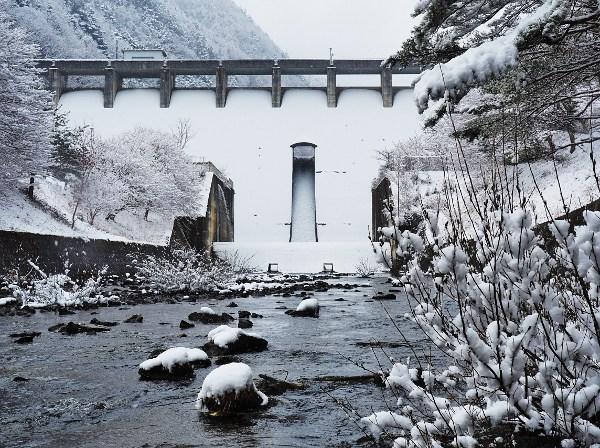 雪で白くなっている横川ダムの写真画像