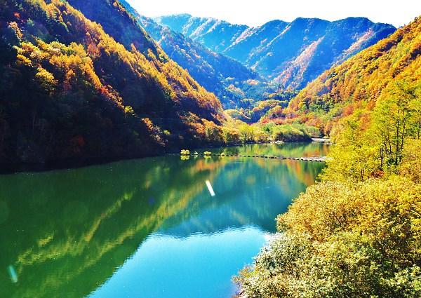 山に囲まれた横川ダムの写真画像