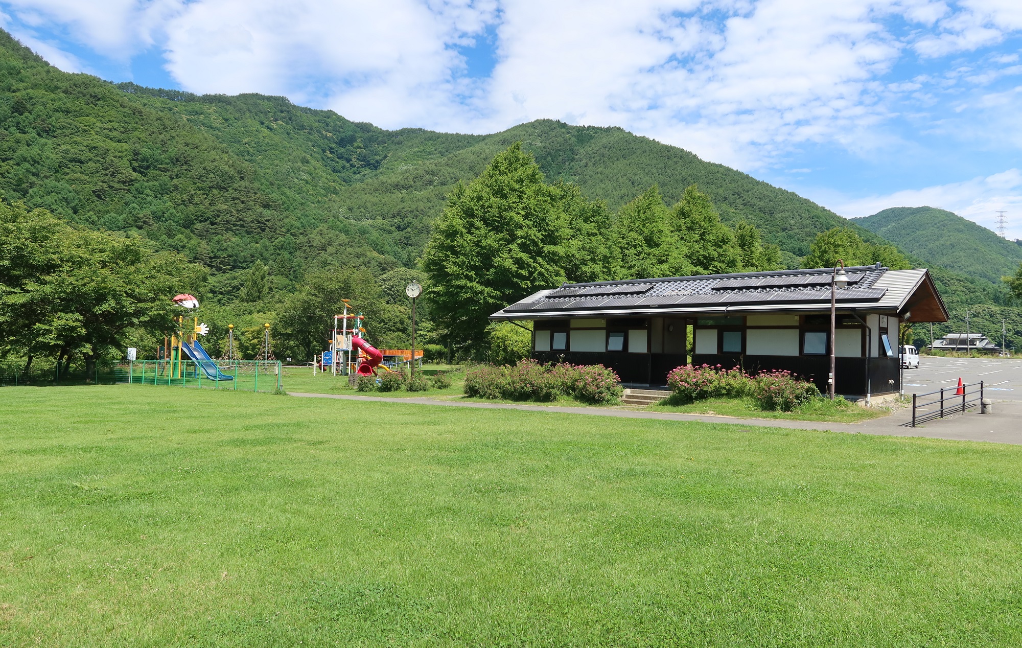 ほたる童謡公園下辰野側の公衆トイレと遊具