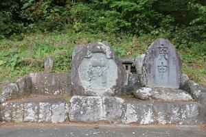 双体道祖神を正面から撮った写真