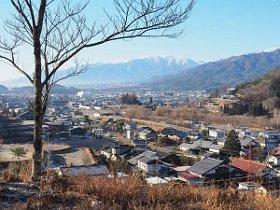 高台から街の様子が見下ろす写真