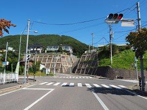 交差点の先に左にカーブする道が続く上辰野交差点の写真