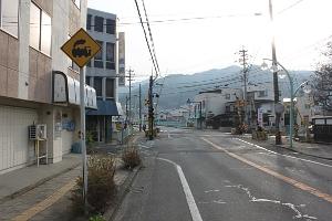 踏切ありの標識が立っている道路の写真