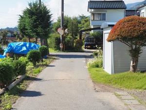 奥がT時に二股に分かれている道の画像