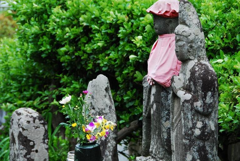 境内 お花が供えられているお地蔵さんの写真画像