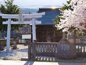 鳥居と八王子神社の写真画像