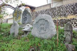 双体道祖神を始め、9基の石造物が祀られている写真