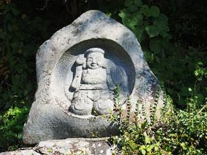 恵比寿像が彫られている石製の碑の画像