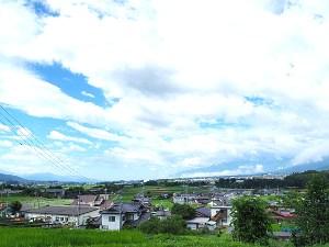 広がる空と辰野町の写真