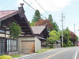 木製住居が建ち並んでいる