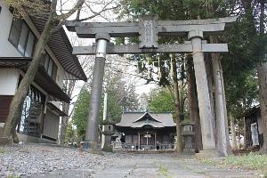 三輪神社の大きな鳥居の奥に本殿が見える写真