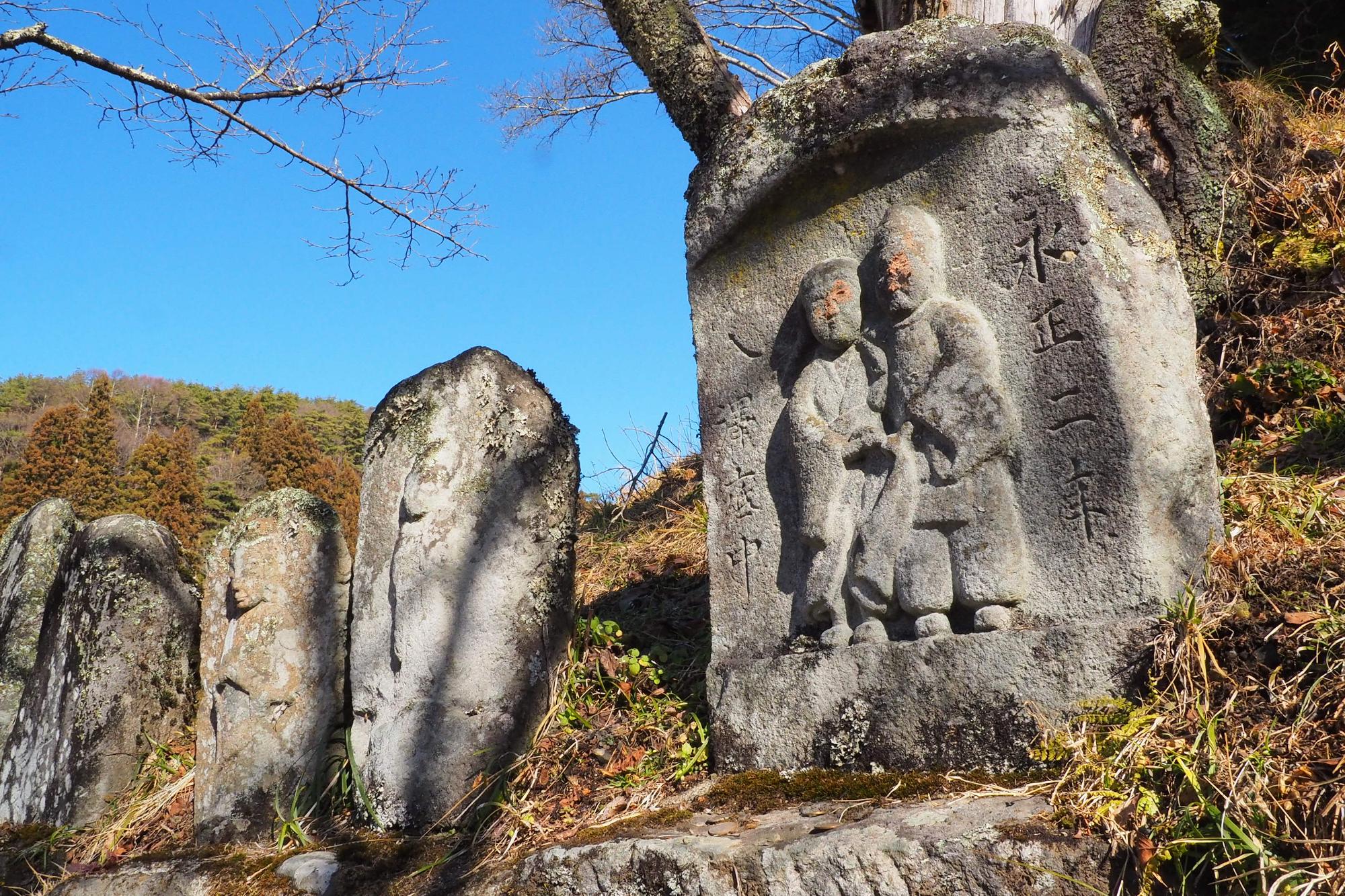 沢底の道祖神の正面写真