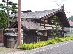 大きな木造平屋の建物