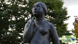 「鳥と女」の銅像の写真