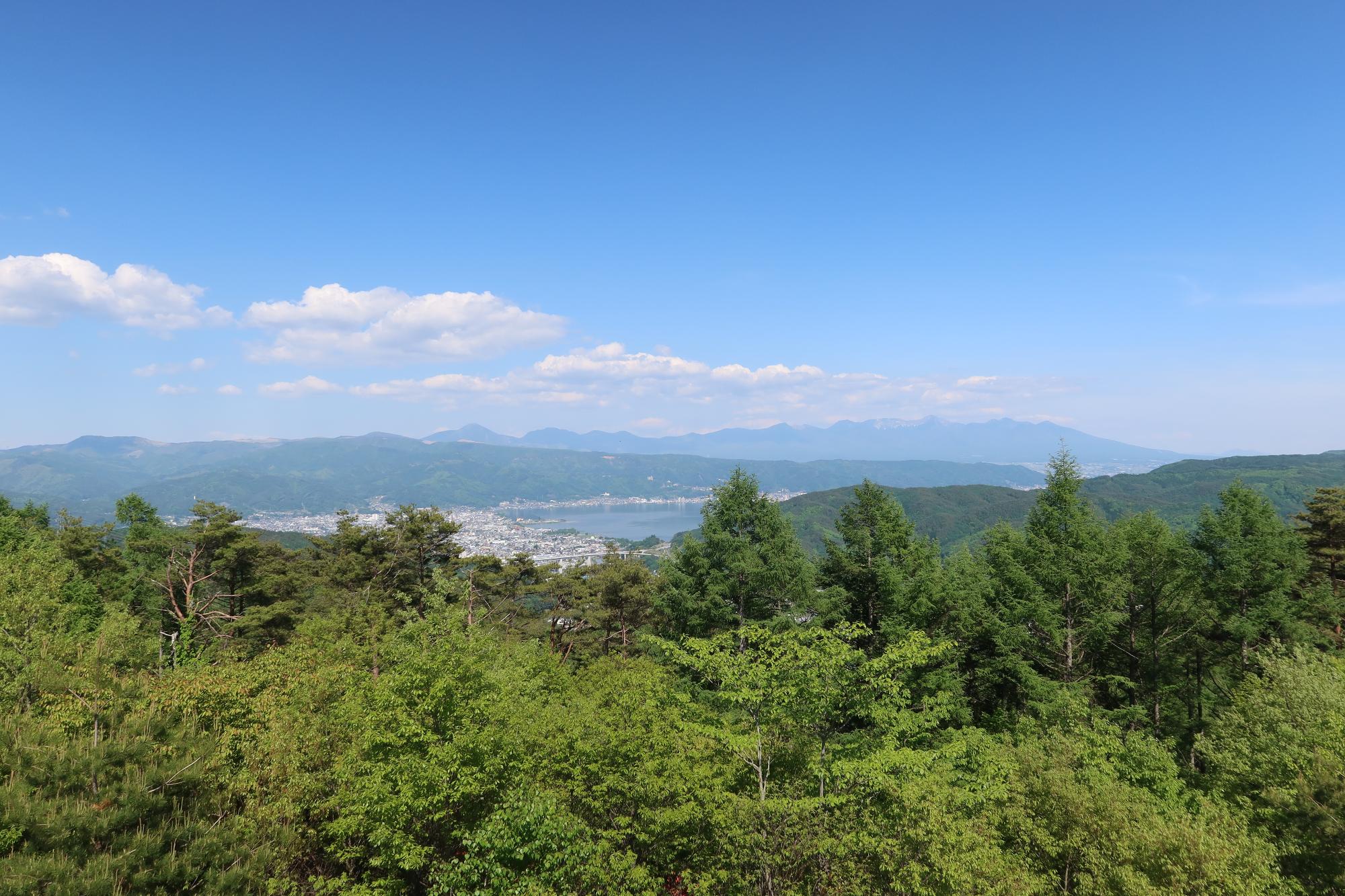 展望台から諏訪湖・八ヶ岳が見えます
