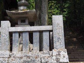 鎮大神社本殿 石でできた柵の写真画像