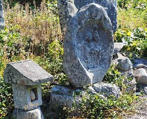 卵型の石を入れ込んだ石祠と「金十五両」と彫られた双体道祖神の写真