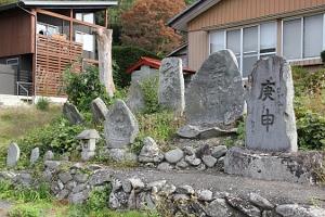 元文五歳と刻まれた庚申塔など15基の石造物が建つ風景の写真