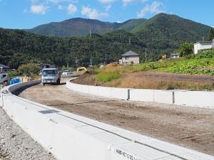 舗装しなおしているのか、まだ舗装されていない道路の写真