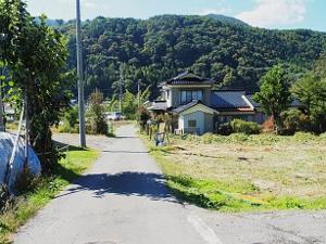 途中に右手と左手に分かれ道がある道路の写真