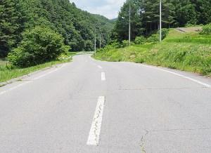 山に囲まれた道