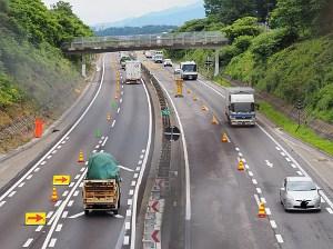 トラックや車が走っている 中央道ビューポイントからの写真画像