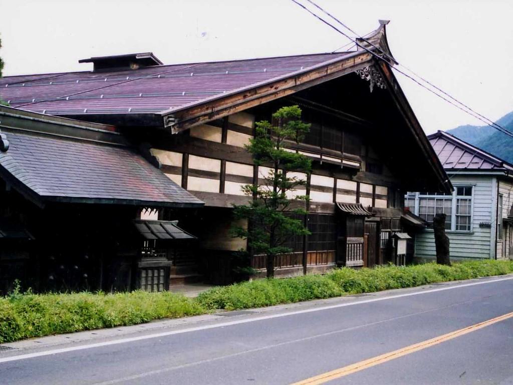 道路わきにたたずむ小野宿問屋 の写真