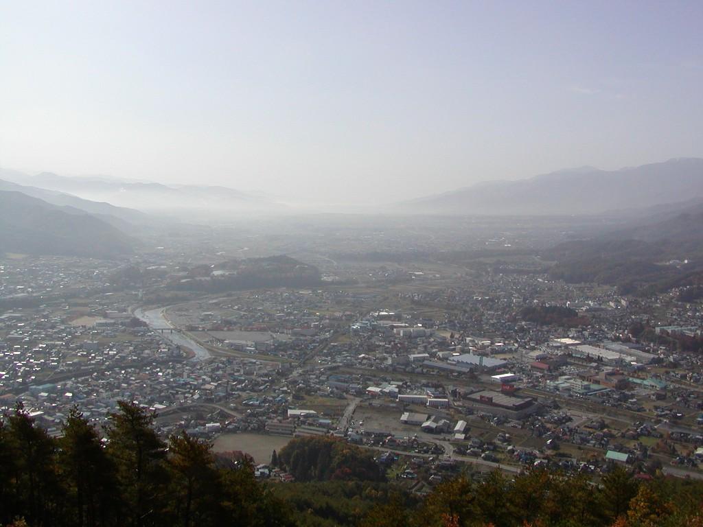大城山からの見る少し靄がかかっている町の様子の写真