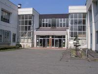 川島小学校 ガラス張りの校舎入口の写真画像