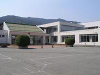 辰野南小学校 広場に面した入口の画像写真