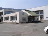 辰野南小学校 斜め横から見た入口の写真画像