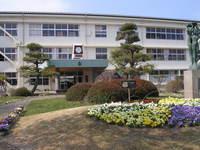 辰野西小学校 手前に花が咲いている入り口の写真画像