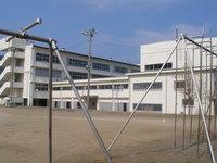 辰野西小学校 校庭から校舎が見える写真画像
