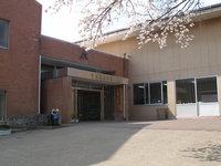 両小野小学校 桜の花と入口の写真画像