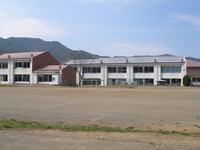 両小野小学校 校庭から校舎が見える写真画像