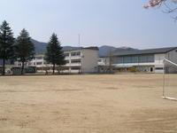 辰野中学校 校庭から校舎が見える写真画像
